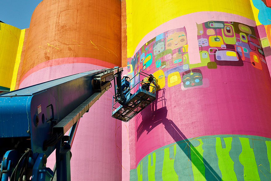 giants-graffiti-industrial-silos-os-gemeos-10.jpg