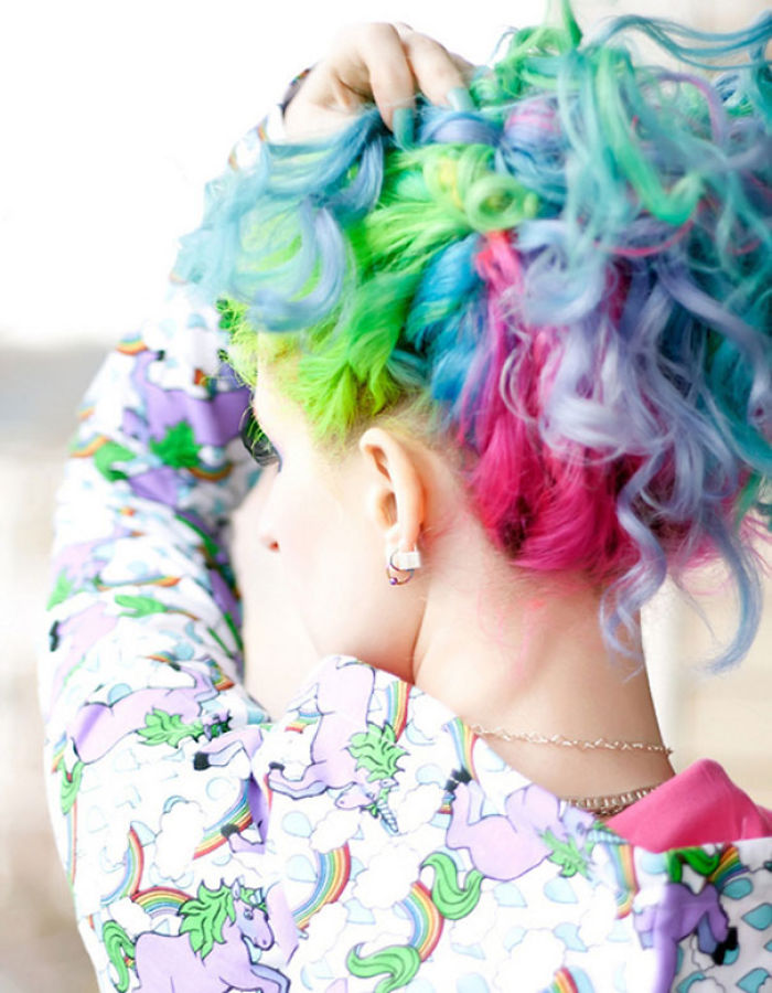 Яркие красотки с цветными волосами трогают друг другу батоны