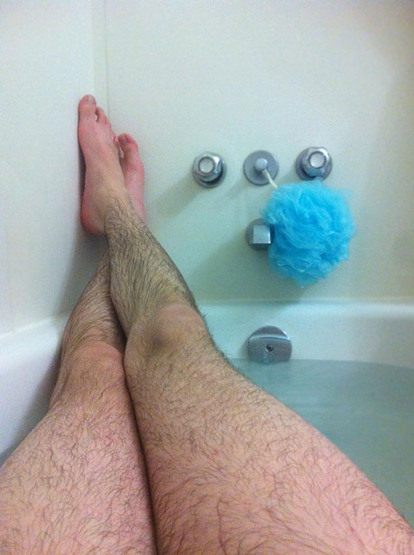 Перед принятием ванны у мужика встал член фото