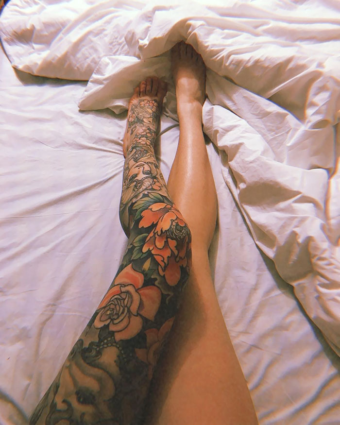 Фут фетиш неординарной девушки с татуировками