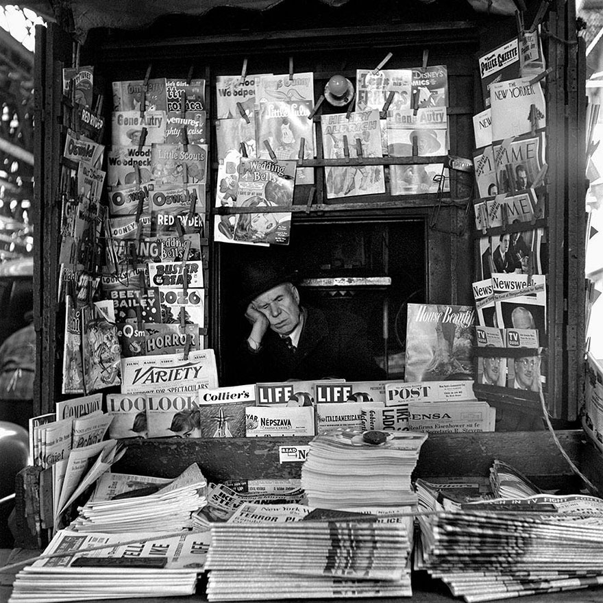 Vivian Maier März 1954. New York, Kiosk mit verschiedenen Presseartikeln der 50ziger. Der Verkäufe…