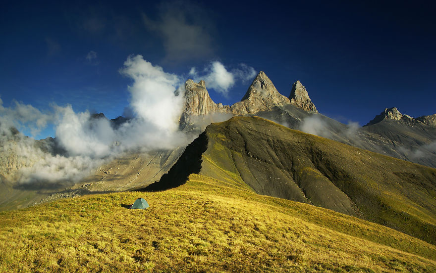 Mountain 600. Гора 2500 метров. Фотограф в горах. Фотограф Karol Nienartowicz. Мальпы.