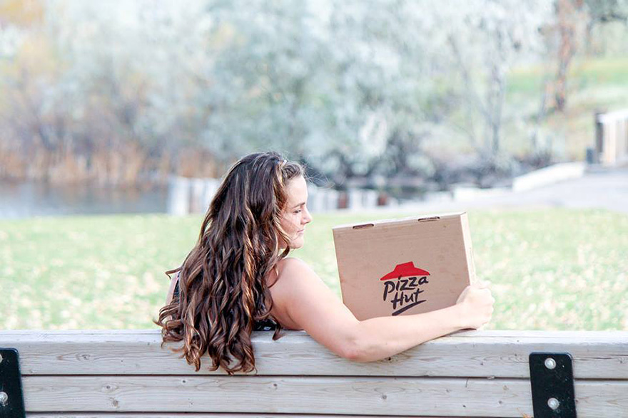 Have your photos. Девушка брюнетка с Пиццой. Размещение девушек. Pizza Photoshoot. Nicole Larson from Oxford.