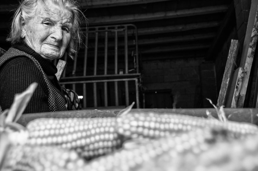 Old grandmother. Бабушка из деревни. Бабата. Фото бабата. Лето у бабушки.