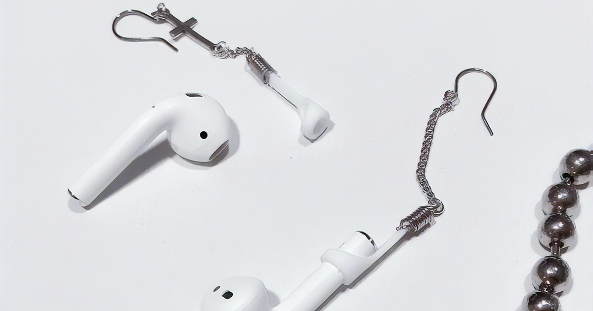 Потерял наушники airpods. Беспроводные наушники на ниточке. Лайфхак для беспроводных наушников. Сережки для аирподс. Лайф хак наушники АИР ПРДС про.