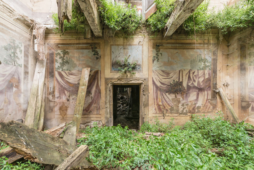 Дом то место где кругом царит. Замшелая Руина красота. Grandiose Decay: photographer documents Murals in abandoned.... A. Veillon и a. Zuber фото.