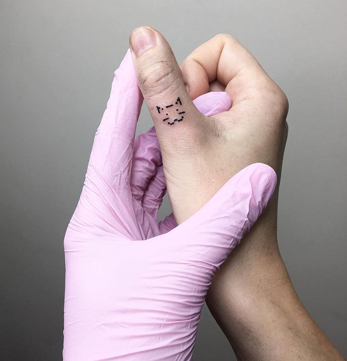 Татуировка на большом пальце руки
