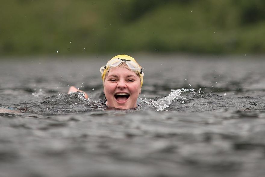 Wild swimming. Бесстрашный пловец. Купание в любую погоду. А наше хорошее настроение уже плавает фото. Бесстрашный пловец читать.