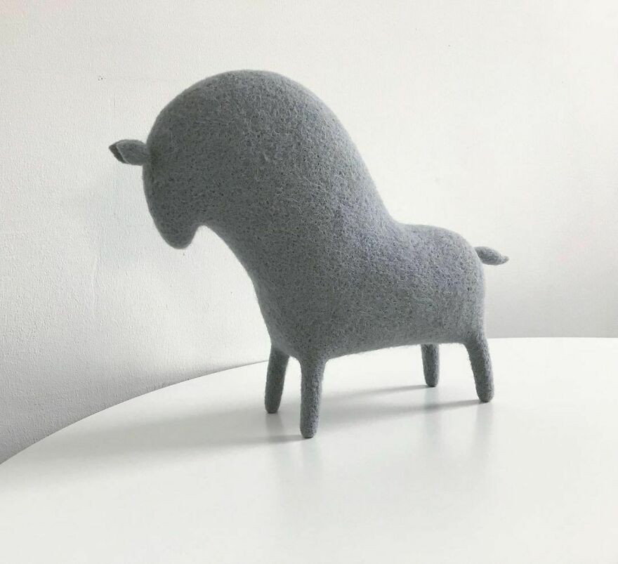 Gray sheep. Лошадь из Войлока. Фигурки керамика войлок. Manooni. Christopher Wool Sculptures.