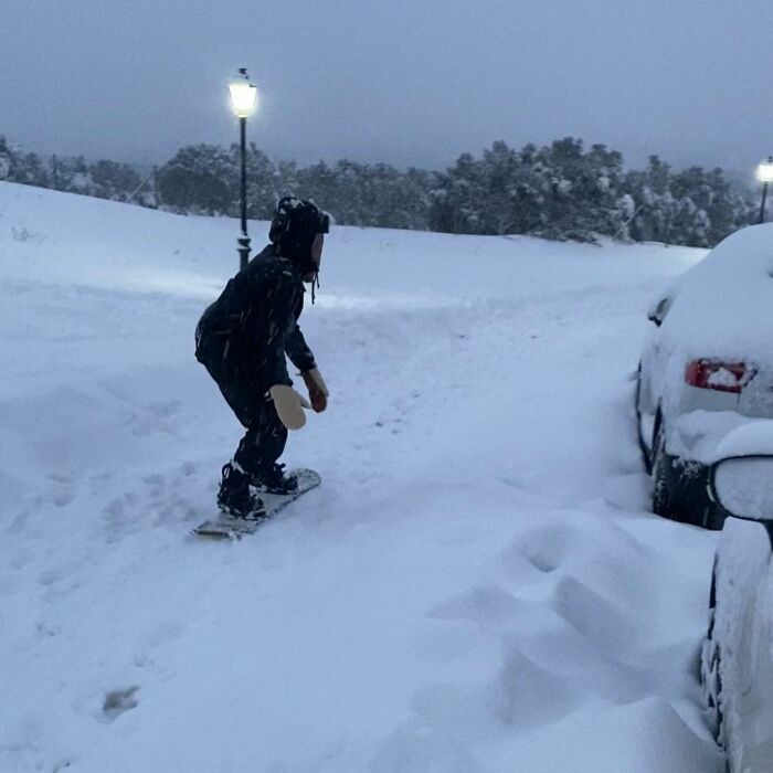 Buried under the snow. В Испании выпал снег. The largest Snowfall in decades. The most big Snow. The most big Snow piece.