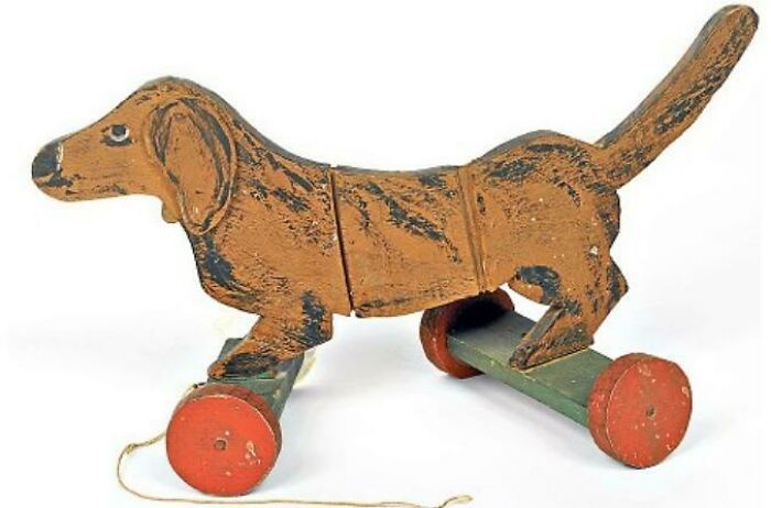 Perro salchicha de juguete fabricado por un prisionero de guerra en Bristol, regalado a una familia cercana a la prisión, 2ª Guerra Mundial