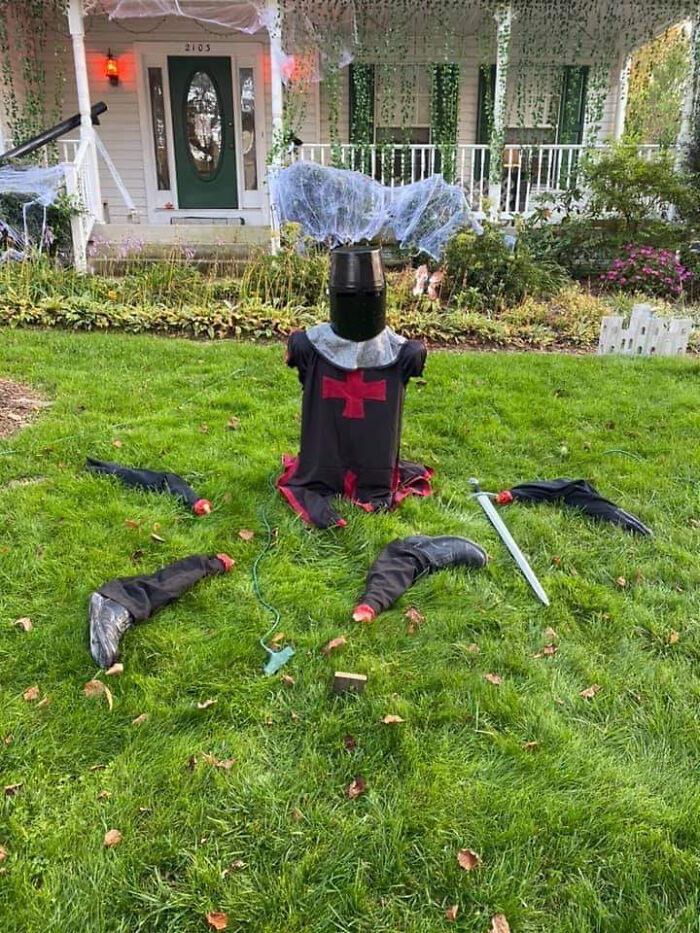 50 Times People Decorated Their Houses For Halloween And Left Everyone ...