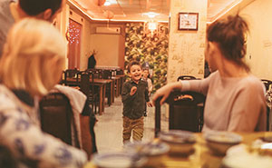 Esta mujer regañó a un niño molesto que toqueteaba sus cosas en un restaurante, y la madre del niño la confrontó