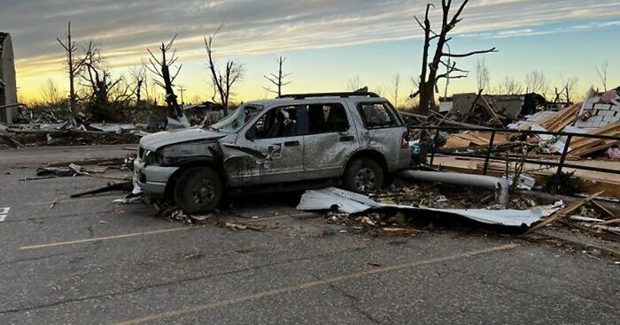 People Are Amazed By How Powerful And Emotional These 8 Photos Capturing The City Of Mayfield After A Tornado Are