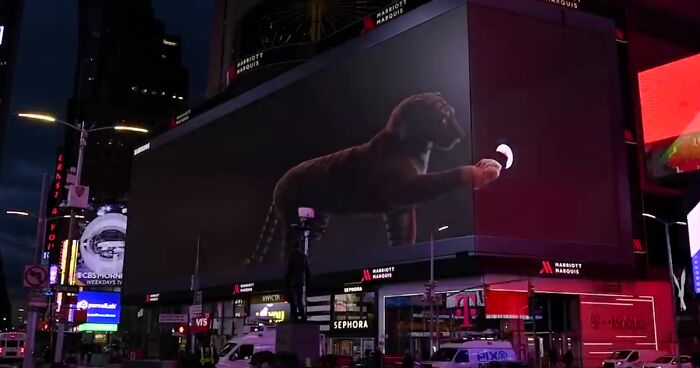 Samsung Unleashed A Giant Hyper-Realistic 3D Tiger Billboard As It Appeared In The World’s Biggest Metropolises