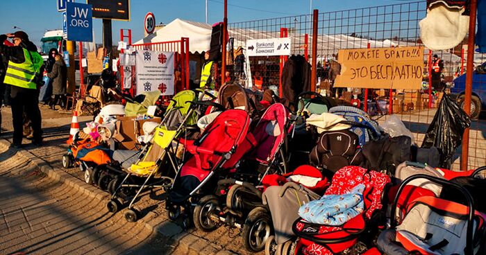 Polish Parents Leave Baby Strollers For Arriving Ukrainian Refugees As An Act Of Solidarity