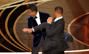 Así reaccionó la gente cuando Will Smith abofeteó a Chris Rock durante la transmisión en vivo de los Oscars (20 Publicaciones)