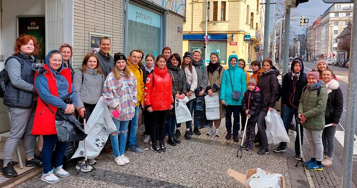 Grateful Ukrainians Thank Neighboring Countries For Their Hospitality By Cleaning Up Parks, Beaches, And City Streets