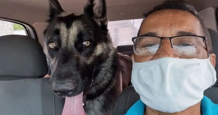 40 Selfies This Guy Has Taken With The Passengers Of His “Pet Taxi” Business