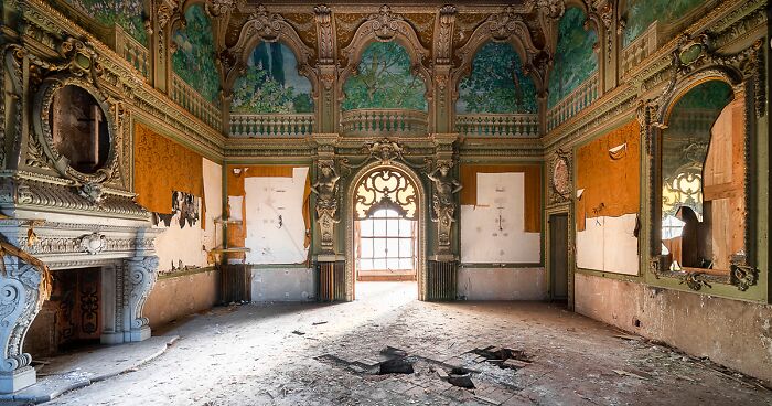 During My Trips To Italy, I Photographed Breathtaking Wall Art In Abandoned Buildings (25 Pics)