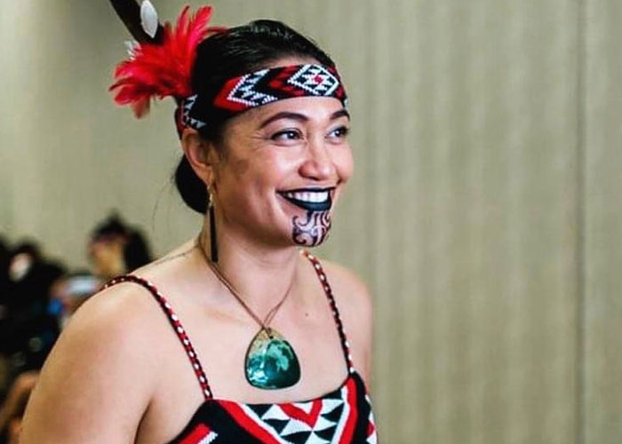 Close-up of smiling Maori lady with Moko (traditional tattoo) on her chin &  lips, Porirua Market Stock Photo - Alamy