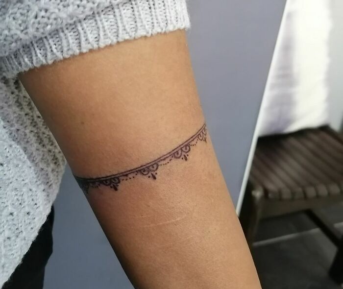 Minimalistic armband tattoo