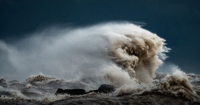 I Photographed Massive Waves Of Lake Erie During Gale-Force Winds (18 Pics)