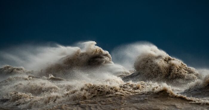 I Endured 3 Hours Of Gale-Force Winds To Capture These Massive Lake Erie Waves, And Here Are The Best 18 Pictures