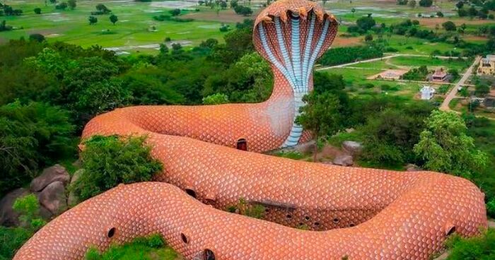 53 Unique Buildings That Are Virtually Impossible To Mix Up With Anything Else