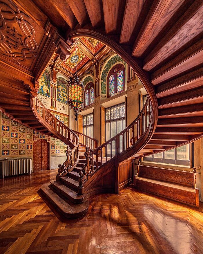 Oak Wood Imperial Staircase In Castel Savoia