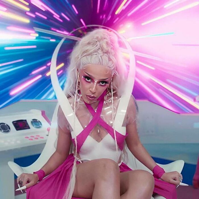 Doja Cat's Alien Look In Her Video Get Into It