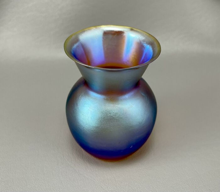 Pequeño jarrón de cristal iridiscente Karl Wiedmann, encontrado recientemente en la tienda de segunda mano por 99 centavos. Estoy en Estados Unidos