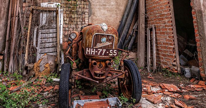 We Discovered Old Classic Cars Abandoned In An Old Two-Story Industrial Building In Portugal (17 Pics)