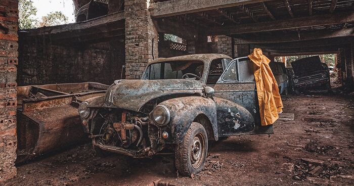 Forgotten Treasures: We Found Dozens Of Abandoned Vintage Cars In An Abandoned Factory In Portugal (17 Pics)