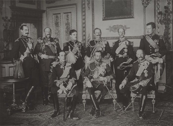 Black and white picture op The Nine Sovereigns standing, sitting and posing