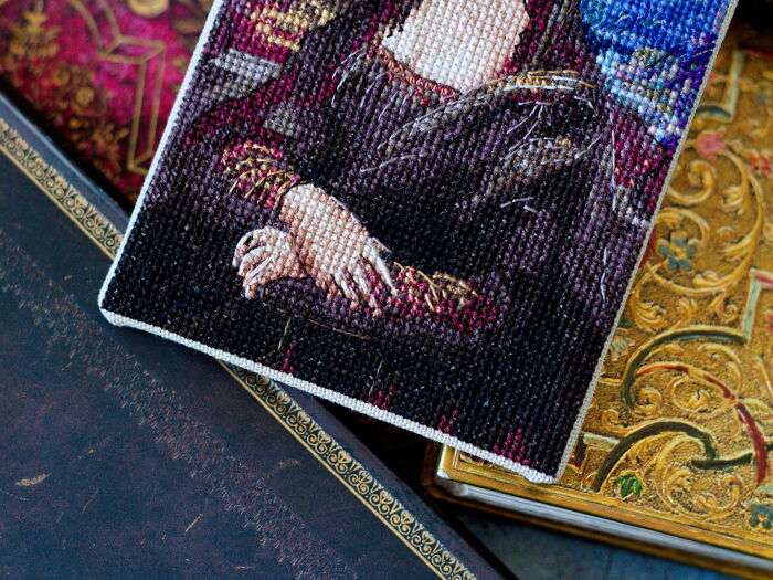 Cross Stitched Mona Lisa (6 Pics)