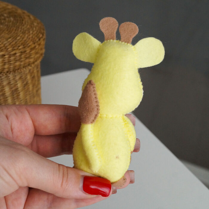 I Made An Adorable Felt Giraffe With The Instructions For You To Follow