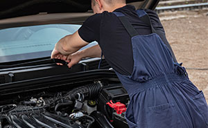 “My Confidence Was Skyrocketing”: Mechanic Starts Wearing Makeup At Work, Front Desk Coworkers Have A Problem With It