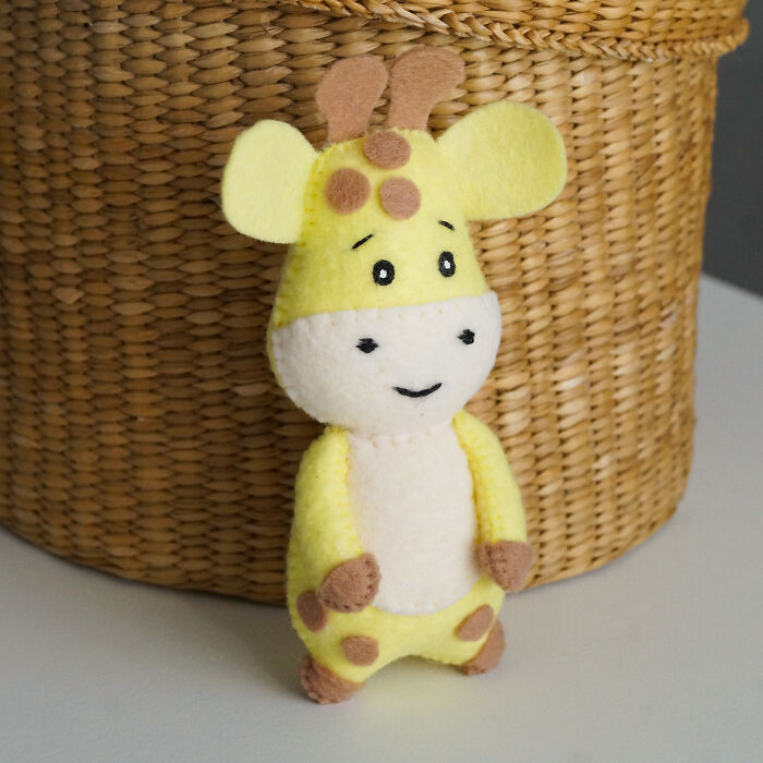 I Made An Adorable Felt Giraffe With The Instructions For You To Follow