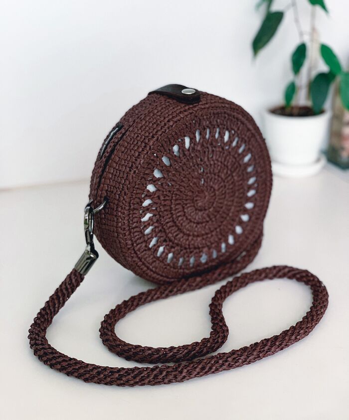 Round Bag Made With Raffia Yarn