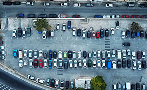 This Woman’s Idea Of Stealing Someone’s Parking Spot Backfires As The Owner Just Blocks Her Car, Making Her Wait For Almost 2 Hours