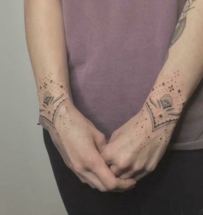 Flower wrist tattoo | Traditional tattoo cuff, Cuff tattoo, Traditional tattoo  wrist
