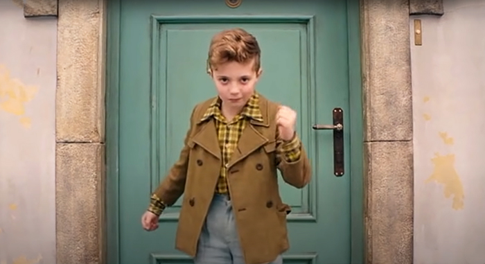 Jojo Betzler dancing in front of a green door