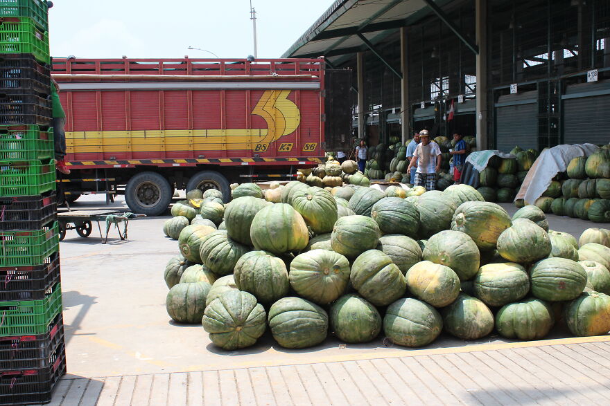 I Photographed A Day At A Wholesale Market In Lima, Peru (36 Pics)