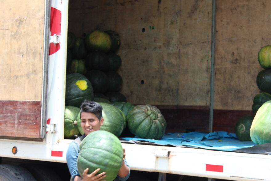 I Photographed A Day At A Wholesale Market In Lima, Peru (36 Pics)