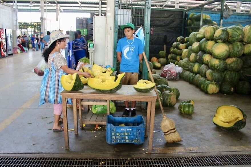 I Photographed A Day At A Wholesale Market In Lima, Peru (36 Pics)