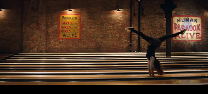 Sophia (Fátima Ptacek) dances in the bowling place