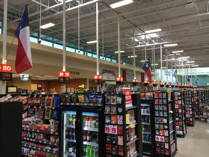 Found A Supermarket With 20+ Cashiers... All Open With Little To No Line