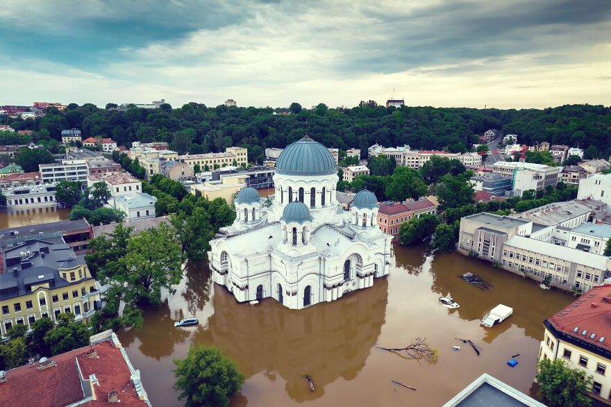 5 AI-Generated Apocalyptic Images Showcase Flooded European Landmarks As If They Were Subjected To A Similar Attack That Originally Took Place In Ukraine