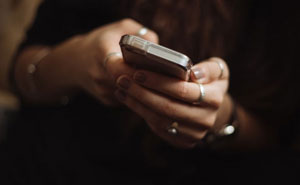 Este hombre echó a su novia de casa después de que ella borrara las fotos de su difunta esposa